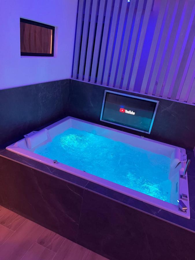 Chic & Jacuzzi Apartamento Givors Exterior foto